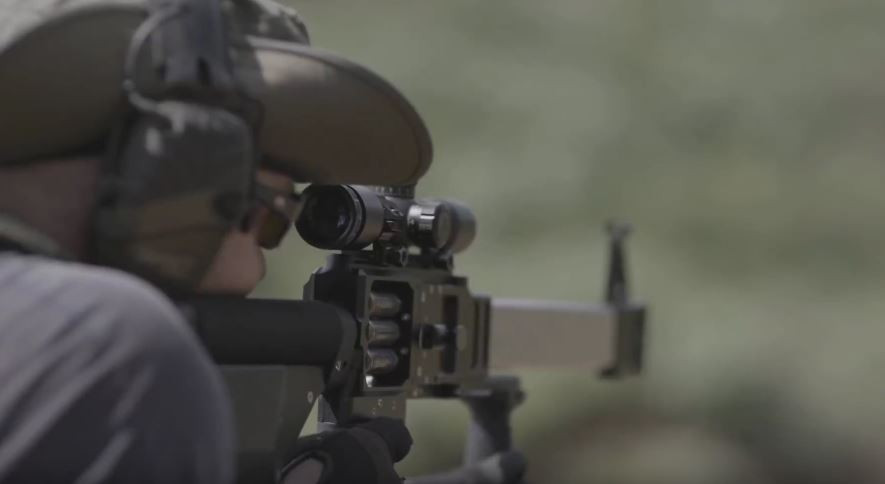 Thiết kế của L5 dù hơi dị nhưng vẫn tiếp thu được thiết kế hợp lý trên những khẩu súng trường tấn công M16 hay M4 của Mỹ trước đây. Khẩu súng này có thể dùng bằng cả hai tay và có độ giật cực kỳ thấp. Nguồn ảnh: FDM.