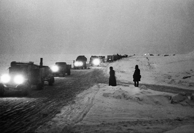 Theo thống kê, con số thương vong của Liên Xô có thể lên tới 1,5 triệu người và trong đó chỉ có 3% chết do bom đạn, toàn bộ số còn lại là chết do đói khát và cái lạnh kinh khủng ở thành phố này. Nguồn ảnh: Latimes.