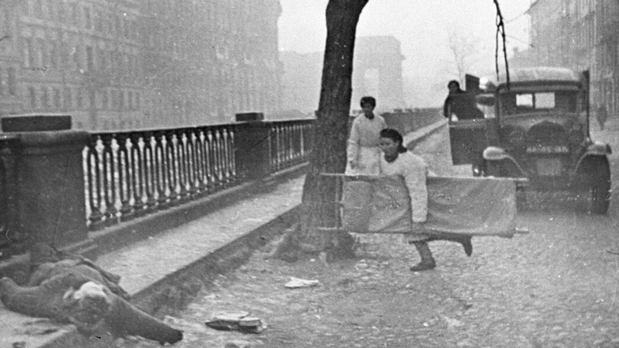 Tới tận ngày nay, công thức làm món bánh mỳ trộn mùn cưa ra đời trong cuộc phong toả này vẫn được Nga giữ bí mật tuyệt đối. Nguồn ảnh: Latimes.