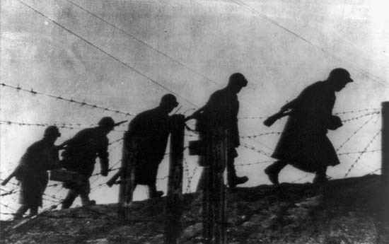  Cuộc phong tỏa Leningrad bắt đầu từ ngày 8/9/1941 đến tận 27/1/1944, kéo dài 872 ngày tương đương với 2 năm 4 tháng 2 tuần 5 ngày đã khiến hơn một triệu người Liên Xô bao gồm cả binh sĩ cùng dân thường thiệt mạng. Nguồn ảnh: Latimes.