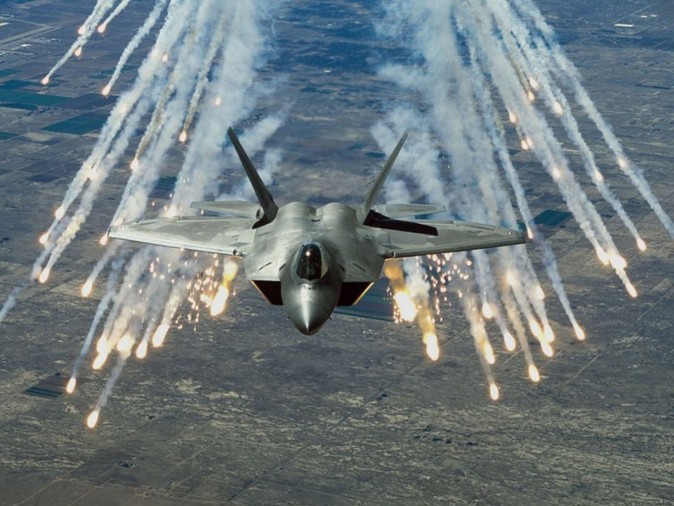 Chỉ có một phi công điều khiển duy nhất, F-22 là chiến đấu cơ hai động cơ thế hệ năm đầu tiên trên thế giới được sản xuất hàng loạt. Nó có tốc độ tối đa Mach 2.25, tầm bay tối đa 3000 km (với hai bình nhiên liệu phụ) và khả năng mang theo tối đa 2,2 tấn vũ khí dưới 4 giá treo. Nguồn ảnh: Flame.