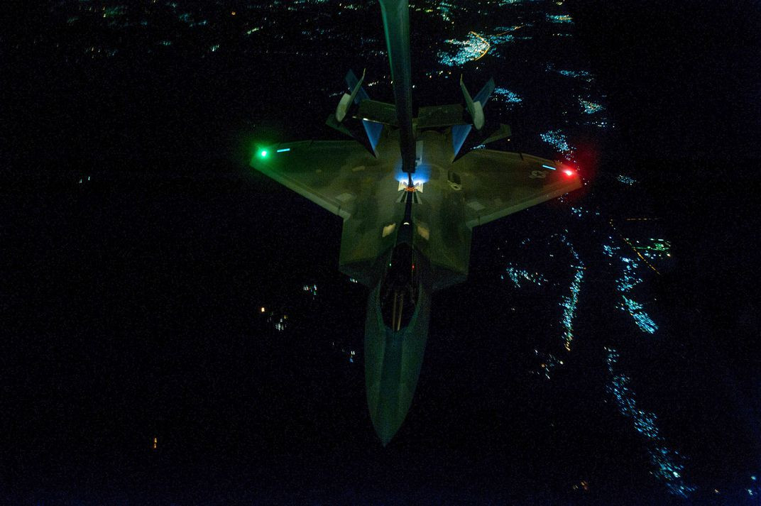 Vì vậy, các chiến đấu cơ F-22 của Mỹ đã được cử tới chiến trường này để hộ tống cho các chiến đấu cơ F/A-18 thực hiện các phi vụ oanh tạc yểm trợ cho các lực lượng dưới mặt đất. Nguồn ảnh: Aviation.