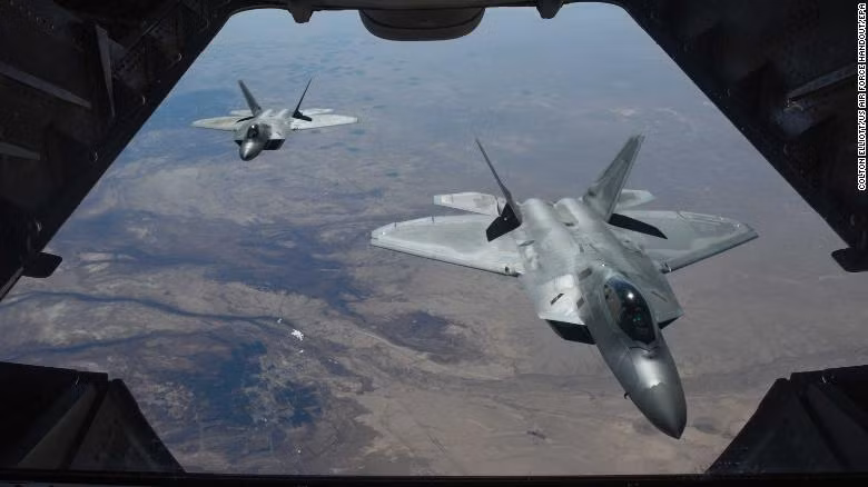 Ra đời từ năm 1996 và được sản xuất tới năm 2011, tổng cộng đã có tới 195 chiếc chiến đấu cơ F-22 được sản xuất và sử dụng bởi Không quân Mỹ. Tổng cộng chương trình F-22 của Mỹ tốn 66,7 tỷ USD và mỗi chiến đấu cơ có giá 150 triệu USD (theo tỷ giá năm 2009). Nguồn ảnh: Uniq.