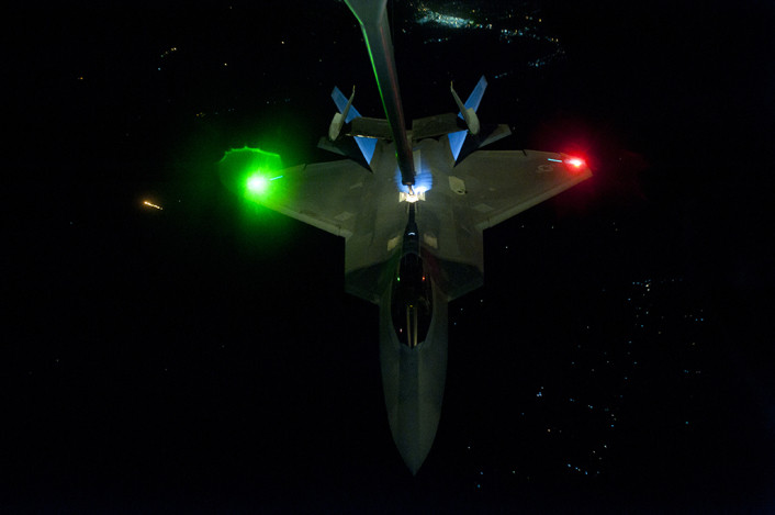 Mặc dù nhận được rất nhiều lời đề nghị xuất khẩu nhưng quốc hội và Không quân Mỹ đã thống nhất F-22 sẽ là chiến đấu cơ chủ lực thế hệ năm sở hữu độc quyền bởi Mỹ. Nhiều chuyên gia cho rằng, nếu không quân Mỹ chấp nhận xuất khẩu F-22 ra nước ngoài thì rất có thể, bản thân F-22 và F-35 sẽ trở thành đối thủ cạnh tranh với nhau nên chắc chắn, F-22 sẽ không bao giờ được xuất khẩu vì bất cứ lý do gì. Nguồn ảnh: Aviation.