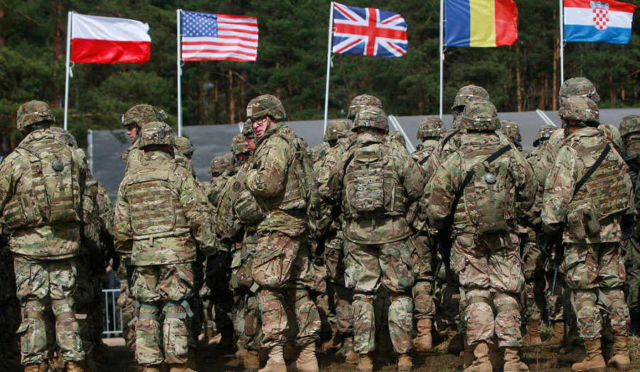 Cuối cùng, kể từ khi khối hiệp ước quân sự Vác-xa-va tan rã cùng Liên Xô, Mỹ vẫn giữ lại một thứ vũ khí cực kỳ nguy hiểm với Moscow đó chính là NATO. Không còn khối Vác-xa-va, NATO đã trở thành liên minh quân sự vô địch thế giới.. Nguồn ảnh: Nationalist.