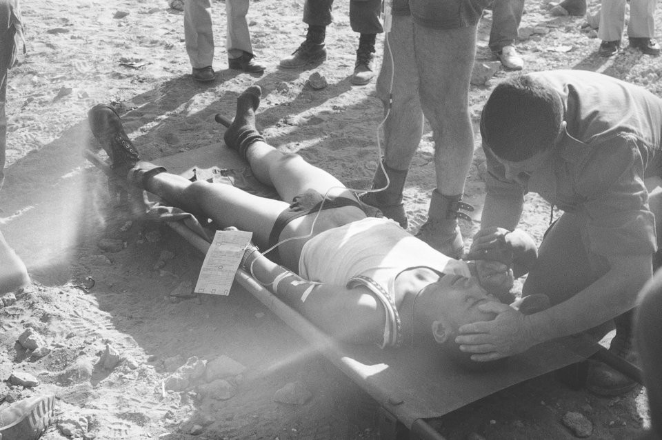 Chỉ ít phút trước vụ đánh bom đầu tiên nhắm vào doanh trại của Quân đội Mỹ, một kẻ đánh bom liều chết khác đã phi xe tải chất đầy thuốc nổ thẳng vào doanh trại đóng quân của lính Pháp cách đó chỉ vài dặm. Theo các báo cáo sau này, lính Pháp đã bắn gục được tên khủng bố nhưng chiếc xe vẫn theo đà lao thẳng vào khu doanh trại, đánh sập cùng lúc 9 dãy nhà. Nguồn ảnh: BI.