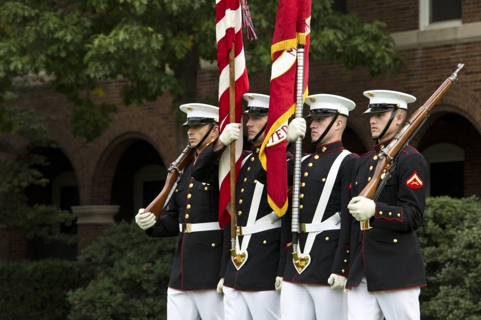 Đài tưởng niệm có lính Thuỷ quân Lục chiến canh gác 24/7 suốt 365 ngày trong năm để tưởng nhớ những người đã khuất cũng như là tưởng nhớ tới cái giá đắt đỏ cho chính sách "tự do" toàn cầu do chính phủ Mỹ tiến hành. Nguồn ảnh: BI.