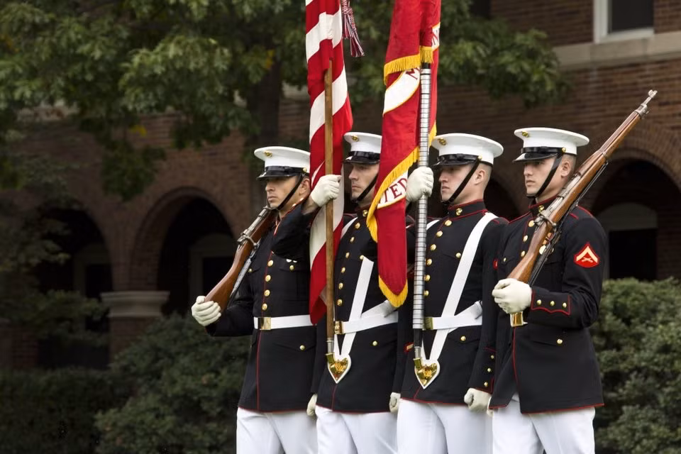 Đài tưởng niệm có lính Thuỷ quân Lục chiến canh gác 24/7 suốt 365 ngày trong năm để tưởng nhớ những người đã khuất cũng như là tưởng nhớ tới cái giá đắt đỏ cho chính sách "tự do" toàn cầu do chính phủ Mỹ tiến hành. Nguồn ảnh: BI.