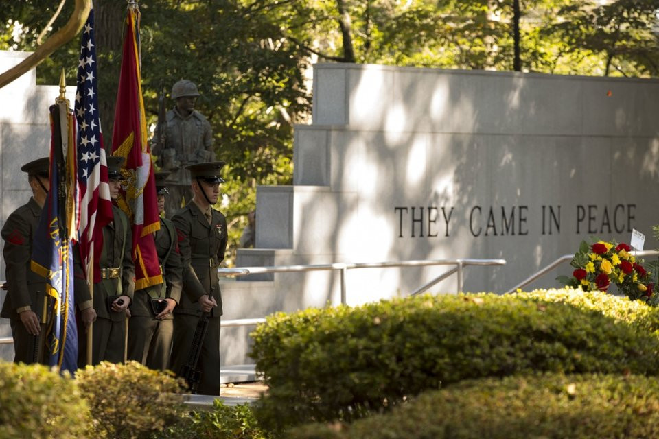 Tượng đài tưởng niệm những nạn nhân của vụ đánh bom khủng bố ngày 23/10/1983 tại Lebanon đã được dựng lên ở Doanh trại Thuỷ quân Lục chiến Lejeune ở Bắc Carolina, Khánh thành vào ngày 23/10/1986 với dòng chữ "They Came In Peace" - "Họ đã Yên nghỉ". Nguồn ảnh: BI.