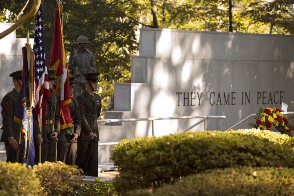 Tượng đài tưởng niệm những nạn nhân của vụ đánh bom khủng bố ngày 23/10/1983 tại Lebanon đã được dựng lên ở Doanh trại Thuỷ quân Lục chiến Lejeune ở Bắc Carolina, Khánh thành vào ngày 23/10/1986 với dòng chữ "They Came In Peace" - "Họ đã Yên nghỉ". Nguồn ảnh: BI.