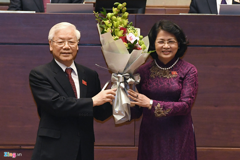 Tổng bí thư, Chủ tịch nước Nguyễn Phú Trọng nhận hoa chúc mừng của Phó chủ tịch nước Đặng Thị Ngọc Thịnh.