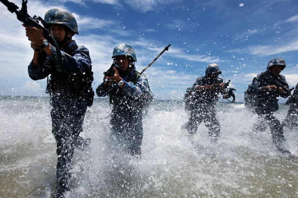 Trang bị của Thuỷ quân Lục chiến Trung Quốc bao gồm nhiều loại xe thiết giáp, xe tăng lội nước, các loại trực thăng như Z-9WA, Z-9C và Z-18 vận tải. Ngoài ra còn có các loại pháo như PLZ-07B, Type 89, tên lửa JH-8, tên lửa JH-73,... Nguồn ảnh: Sina.