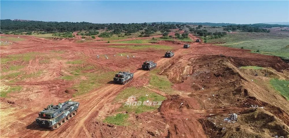 Biên chế của mỗi Lữ đoàn Thuỷ quân Lục chiến Trung Quốc bao gồm một Trung đoàn thiết giáp, 2 tiểu đoàn lính Thuỷ quân Lục chiến, 1 tiểu đoàn lựu pháo, một tiểu đoàn tiên lửa, 1 đơn vị công binh và phòng hoá hỗn hợp, 1 tiểu đoàn thông tin và cảnh vệ cùng một tiểu đoàn bảo trì. Nguồn ảnh: Sina.