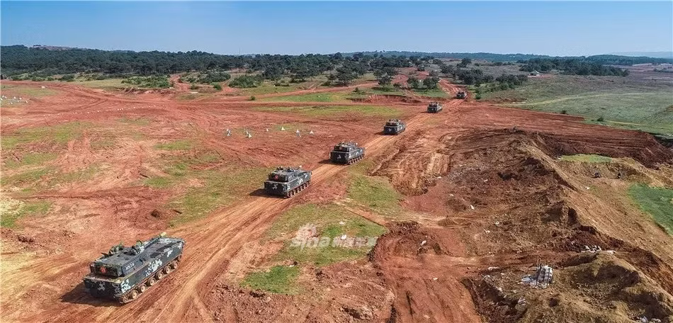 Biên chế của mỗi Lữ đoàn Thuỷ quân Lục chiến Trung Quốc bao gồm một Trung đoàn thiết giáp, 2 tiểu đoàn lính Thuỷ quân Lục chiến, 1 tiểu đoàn lựu pháo, một tiểu đoàn tiên lửa, 1 đơn vị công binh và phòng hoá hỗn hợp, 1 tiểu đoàn thông tin và cảnh vệ cùng một tiểu đoàn bảo trì. Nguồn ảnh: Sina.