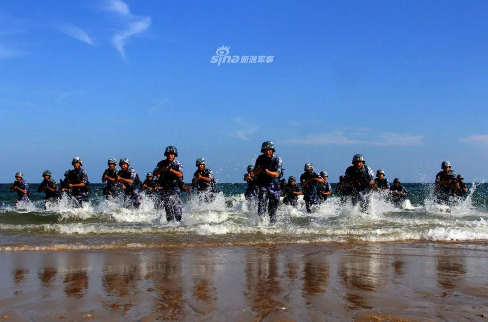 Hải quân Trung Quốc hiện đang có trong tay hai Lữ đoàn Thuỷ quân Lục chiến Trung Quốc với quân số hiện nay vào khoảng 12.000 quân - tương đương mỗi Lữ đoàn có quân số 6.000 người. Nguồn ảnh: Sina.