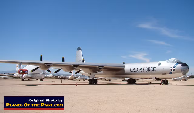 Ngoài 32 tấn bom có thể mang theo, chiếc siêu cơ này còn được trang bị một khẩu pháo hai nòng cỡ 20mm điều khiển từ xa gắn ở đuôi máy bay. Nguồn ảnh: Planesofthepast.