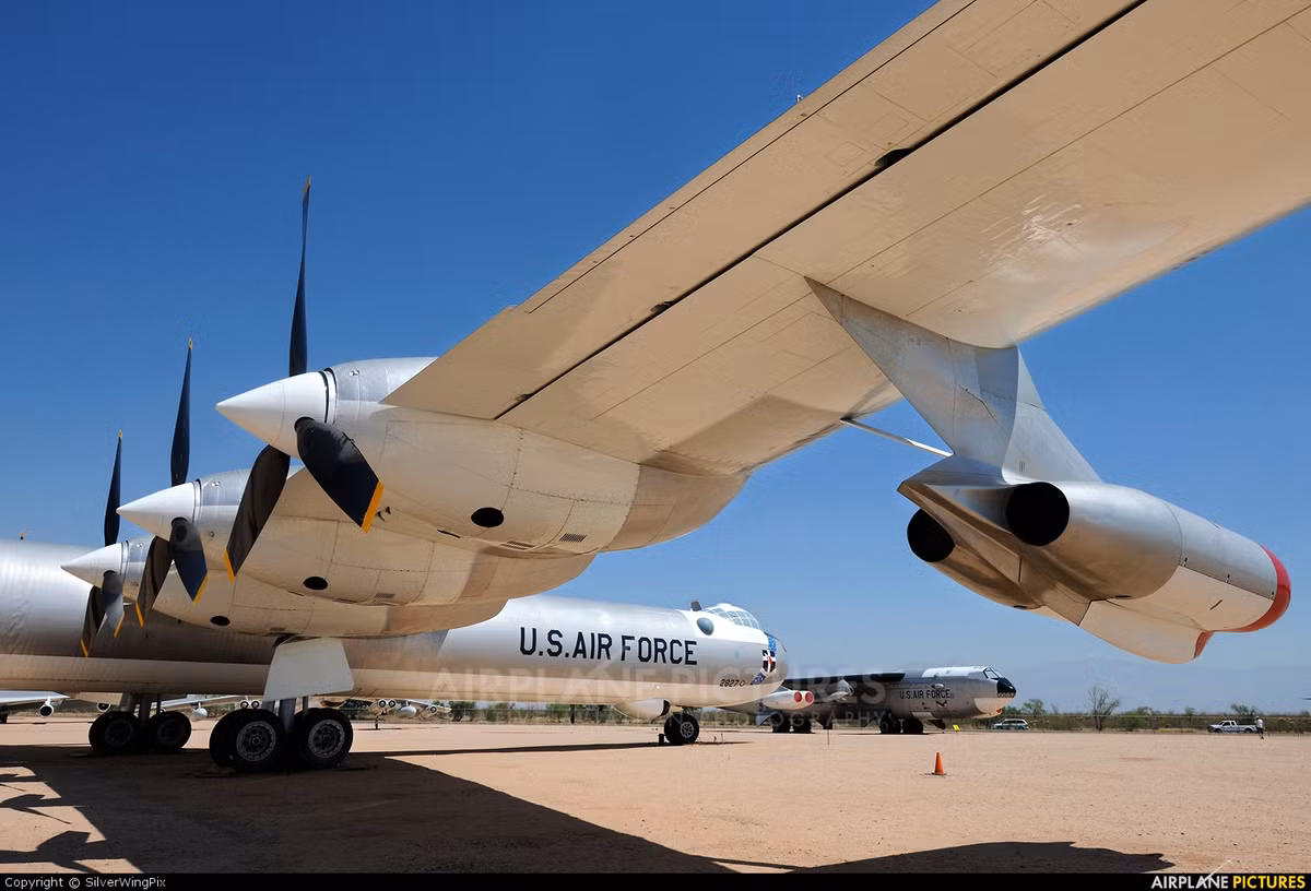 Để có thể vận hành được chiếc máy bay này, cần phi hành đoàn lên tới 13 người. Phiên bản cải tiến của B-36 có bốn động cơ phản lực P&amp;W và 6 động cơ cánh quạt R-4360. Nguồn ảnh: Airplane.