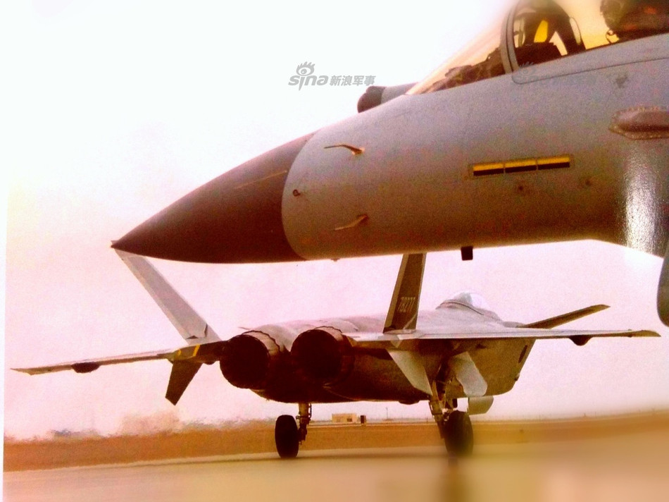 Trong quá khứ, Trung Quốc đã từng mua một loạt các chiến đấu cơ Su-35 từ Nga để sao chép lại động cơ trên những chiếc Su-35 này vì theo nhiều chuyên gia phân tích, hiệu năng và thiết kế của động cơ Su-35 là hoàn toàn phù hợp với chiếc J-20. Nguồn ảnh: Sina.