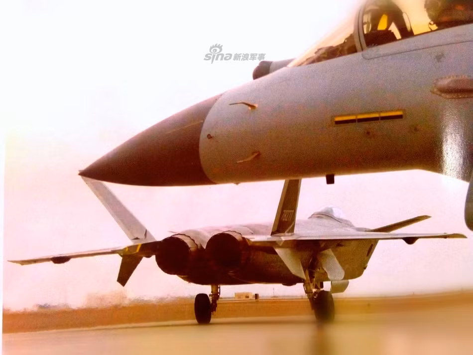 Trong quá khứ, Trung Quốc đã từng mua một loạt các chiến đấu cơ Su-35 từ Nga để sao chép lại động cơ trên những chiếc Su-35 này vì theo nhiều chuyên gia phân tích, hiệu năng và thiết kế của động cơ Su-35 là hoàn toàn phù hợp với chiếc J-20. Nguồn ảnh: Sina.