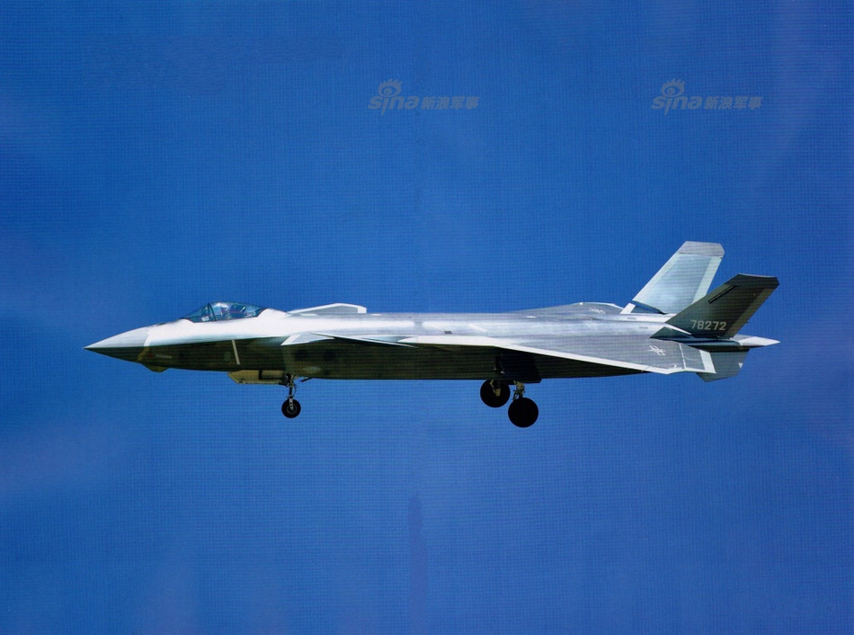 Theo đó lô J-20 mới của Trung Quốc có số hiệu từ 78271 đến 78282. Đây chính là căn cứ mà báo chí Trung Quốc vin vào để khẳng định rằng dây chuyền sản xuất J-20 của nước này đang trong tình trạng hoạt động hết công suất khi số lượng máy bay được thử nghiệm ngày càng nhiều hơn trước. Nguồn ảnh: Sina.