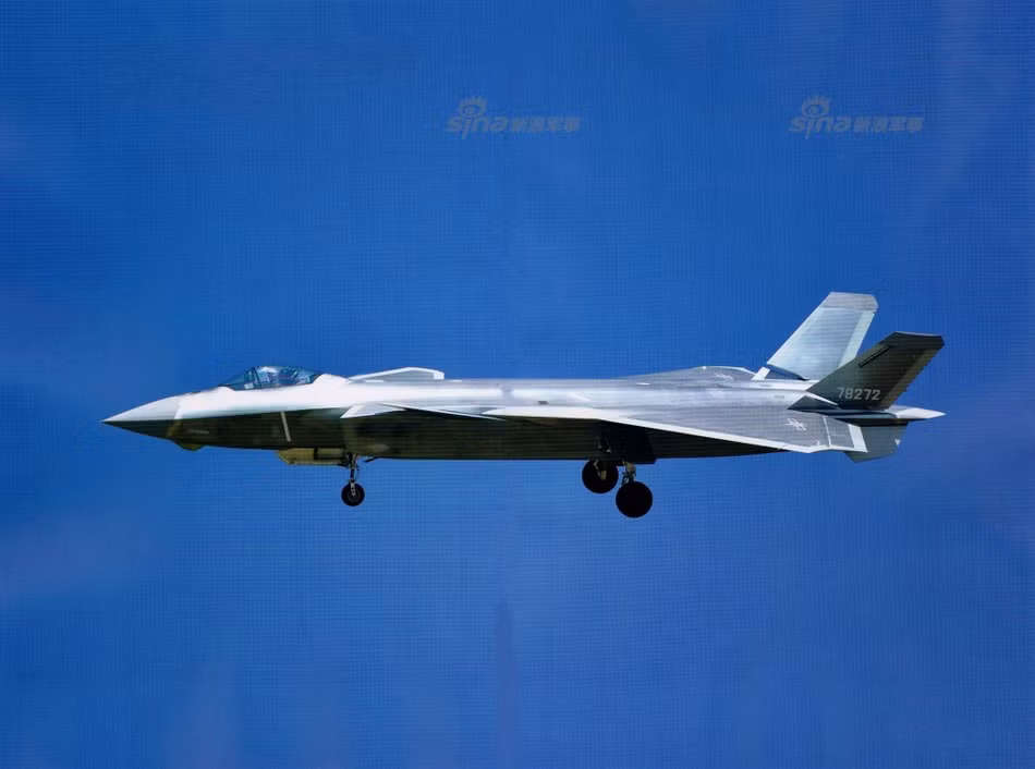 Theo đó lô J-20 mới của Trung Quốc có số hiệu từ 78271 đến 78282. Đây chính là căn cứ mà báo chí Trung Quốc vin vào để khẳng định rằng dây chuyền sản xuất J-20 của nước này đang trong tình trạng hoạt động hết công suất khi số lượng máy bay được thử nghiệm ngày càng nhiều hơn trước. Nguồn ảnh: Sina.