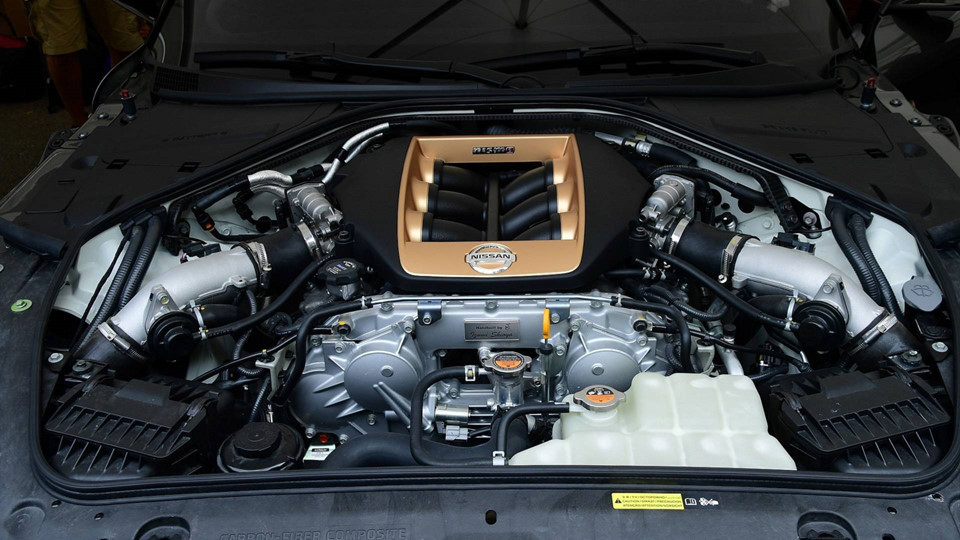 Cung cấp sức mạnh cho GT-R50 By Italdesign là khối động cơ Twin-Turbo V6 3.8L sản sinh công suất 710 mã lực tại 7.100 vòng/phút và mô-men xoắn cực đại 780 Nm tại dải vòng tua 3.600-5.600 vòng/phút. Xe được trang bị hộp số ly hợp kép 6 cấp và hệ dẫn động bốn bánh toàn thời gian.