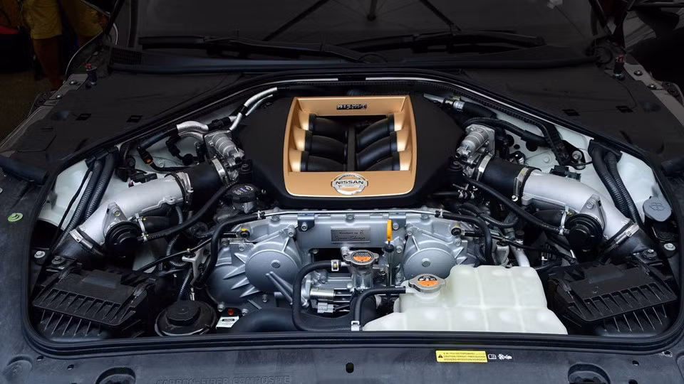 Cung cấp sức mạnh cho GT-R50 By Italdesign là khối động cơ Twin-Turbo V6 3.8L sản sinh công suất 710 mã lực tại 7.100 vòng/phút và mô-men xoắn cực đại 780 Nm tại dải vòng tua 3.600-5.600 vòng/phút. Xe được trang bị hộp số ly hợp kép 6 cấp và hệ dẫn động bốn bánh toàn thời gian.