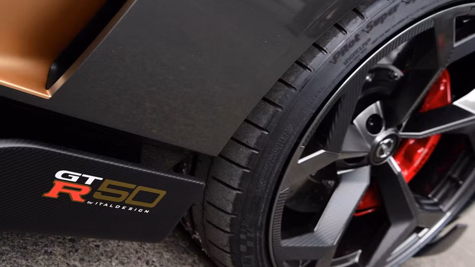 Những thay đổi trong động cơ bao gồm hệ thống tăng áp và hệ thống tản nhiệt lớn hơn lấy từ xe đua GT3. Bên cạnh đó, để thích ứng với việc tăng hiệu suất, xe cũng sở hữu hệ thống phun nhiên liệu có lưu lượng cao, trục khuỷu, tai biên cho đến piston đều được gia cường.