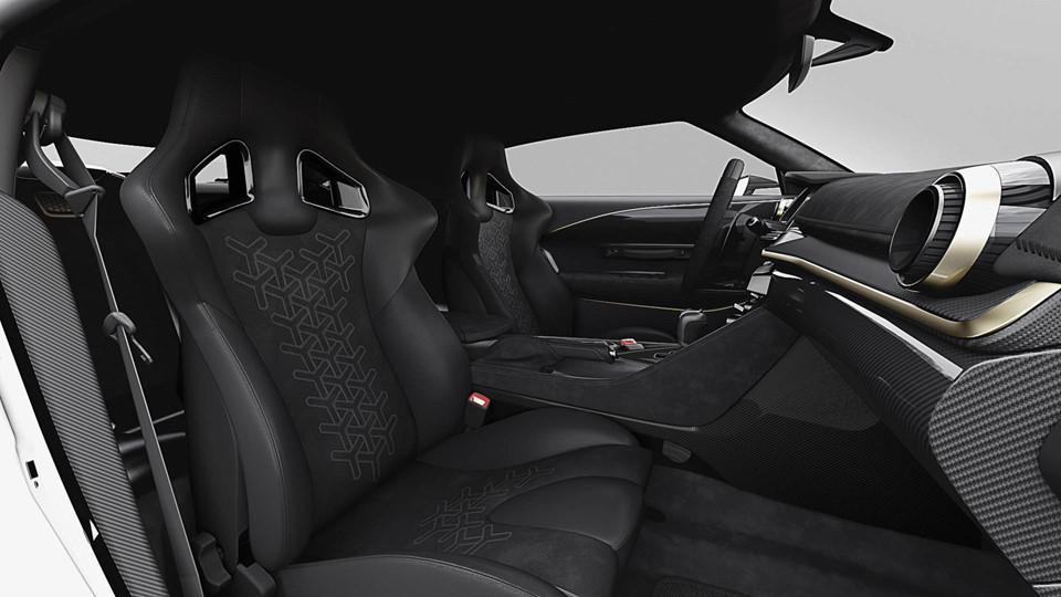 Bên trong nội thất, nhiều chi tiết được làm từ sợi carbon như bảng điều khiển trung tâm, bảng điều khiển thiết bị và lót cửa. Ghế thể thao được bọc da đen Italian và Alcantara. Điểm nhấn mạ vàng tiếp tục xuất hiện trên bảng điều khiển, cửa ra vào và cần số.
