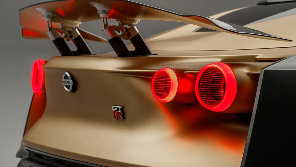 Đèn hậu tròn kép mang tính biểu tượng của GT-R có các vòng sáng mỏng và rỗng ở trung tâm. Phía sau được trang bị một cánh gió lớn có thể điều chỉnh. Ngoại hình của GT-R50 được hoàn thiện với bộ vành thể thao kích thước 21 inch.