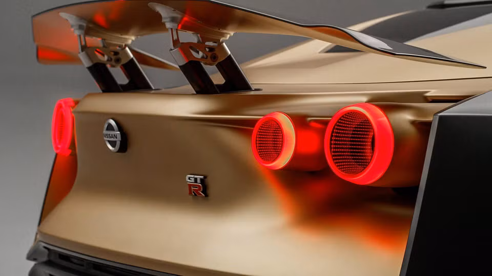 Đèn hậu tròn kép mang tính biểu tượng của GT-R có các vòng sáng mỏng và rỗng ở trung tâm. Phía sau được trang bị một cánh gió lớn có thể điều chỉnh. Ngoại hình của GT-R50 được hoàn thiện với bộ vành thể thao kích thước 21 inch.