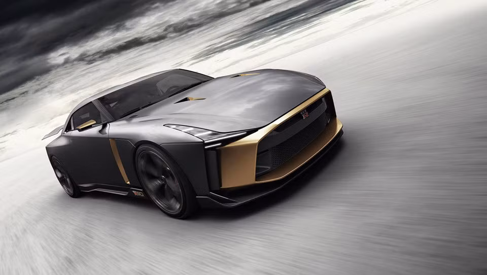 Được giới thiệu lần đầu vào tháng 6 năm nay, Nissan GT-R50 By Italdesign được xem là sự kết hợp hoàn hảo giữa hãng xe Nhật và hãng thiết kế có trụ sở tại Turin (Italy). Điều đặc biệt là chỉ có 50 chiếc GT-R50 được sản xuất và tất cả đều được làm thủ công.