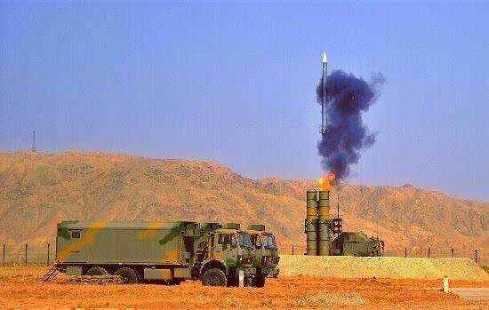 Tối đa, mỗi hệ thống radar của HQ-22 có thể dẫn đường cho tên lửa đánh chặn cùng lúc tới 12 mục tiêu bay. Các mục tiêu của loại tên lửa này bao gồm chiến đấu cơ (các loại thế hệ 3 trở xuống), trực thăng vũ trang và máy bay không người lái. Nguồn ảnh: Sina.