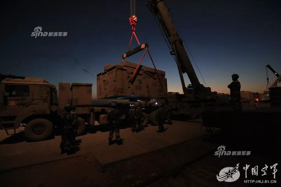 HQ-22 có thể phóng được từ cơ cấu phóng di động đặt trên xe hoặc từ các cơ cấu phóng cố định dưới mặt đất. Mỗi tổ hợp tên lửa phòng không HQ-22 được trang bị 1 đài radar điều khiển hoả lực riêng biệt. Nguồn ảnh: Sina.