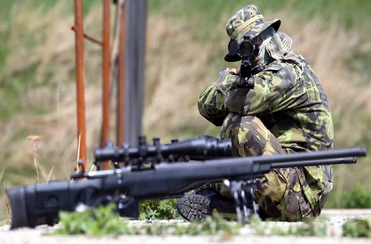 Theo tìm hiểu của Kiến Thức mẫu súng bắn tỉa được lực lượng Cảnh sát Đặc nhiệm trong vụ khống chế đối tượng tại Nghệ An là dòng súng trường bắn tỉa CZ 750 và là biến thể CZ 750 S1M2 do Cộng hòa Czech sản xuất. Hiện tại trên thị trường Mỹ khẩu súng bắn tỉa này đang có giá khoảng 1999 USD cho một khẩu bao gồm cả kính ngắm. Nguồn ảnh: GT.