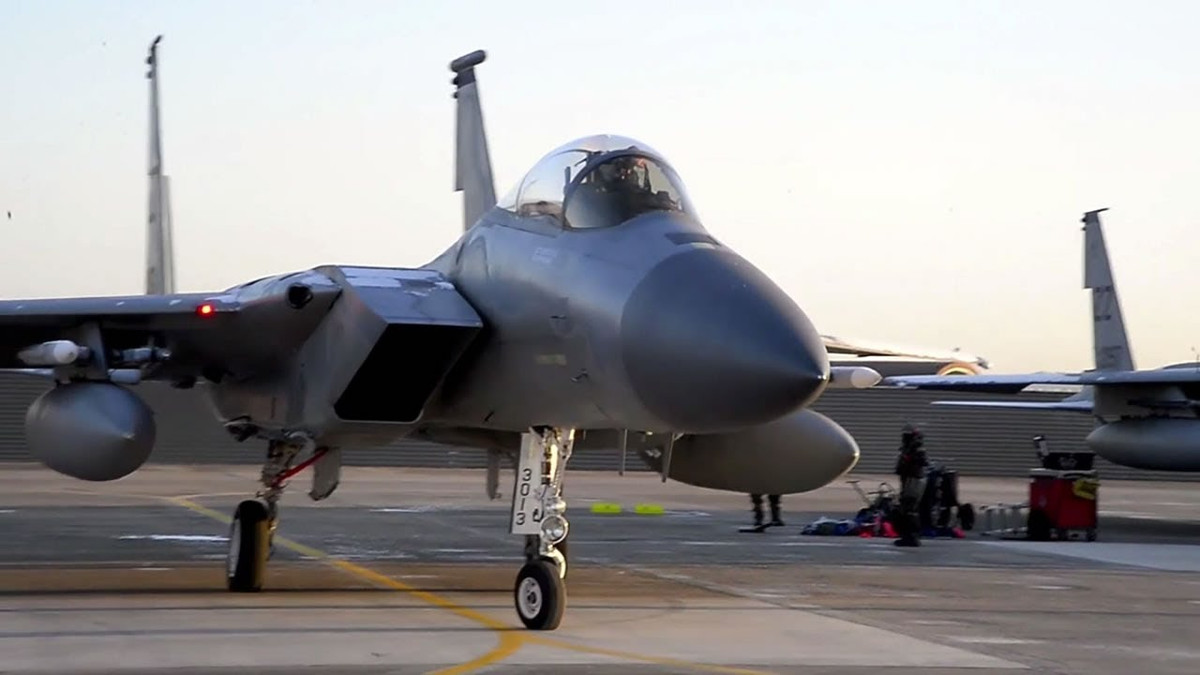 Trong chuyến sang Ukraine lần này, chiến đấu cơ F-15C thậm chí còn mang theo cả giá treo MXXU-648. Đây là pod vận tải được thiết kế riêng cho các chiến đấu cơ F-15 giúp nó có thể mang theo được thiết bị bảo dưỡng và hành lý của phi công khi đi "công tác" nước ngoài. Nguồn ảnh: Pinterest.