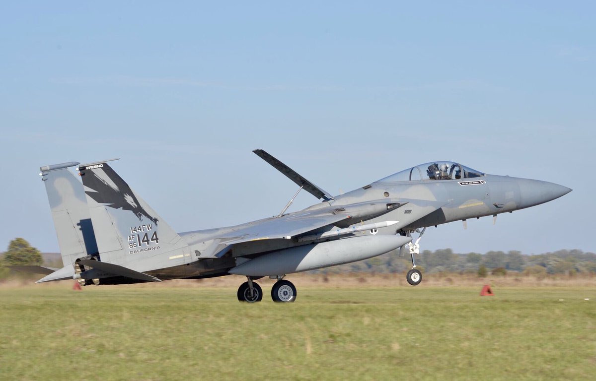 Theo thông báo của Lầu Năm Góc, chiến đấu cơ F-15C đầu tiên của Mỹ đến Ukraine vào đầu tháng này được điều khiển bởi Đại uý Christopher Ridlon thuộc Không đoàn 194, một trong những đơn vị đại diện cho Không quân Mỹ tham gia cuộc tập trận không quân Clear Sky 2018 đang diễn ra tại Ukraine kéo dài trong 12 ngày. Nguồn ảnh: Defence.