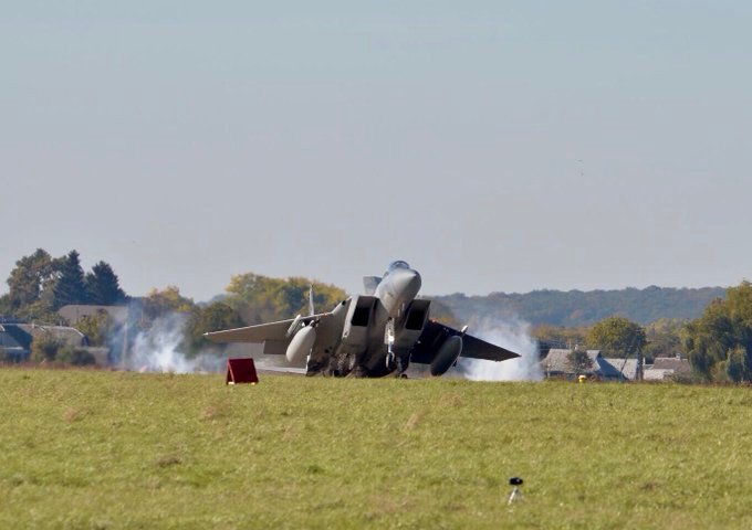 Khác với nhiều phiên bản F-15 khác, F-15C chỉ có duy nhất một ghế ngồi và được điều khiển chỉ bởi một phi công. Trong thời gian từ năm 1979 tới năm 1985, đã có tổng cộng 483 chiếc F-15C được Mỹ chế tạo. Nguồn ảnh: Defence.