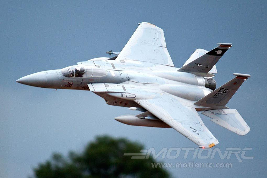 F-15C có thể đạt tới tốc độ tối đa Mach 2,5 ở độ cao lớn tương đương với khoảng 2700 km/h. Bán kính chiến đấu của nó có thể đạt tới 2.000km trong khi đó tầm bay tối đa có thể lên tới 5.550km khi được trang bị thêm ba thùng xăng phụ gắn ngoài. Nguồn ảnh: Motion.