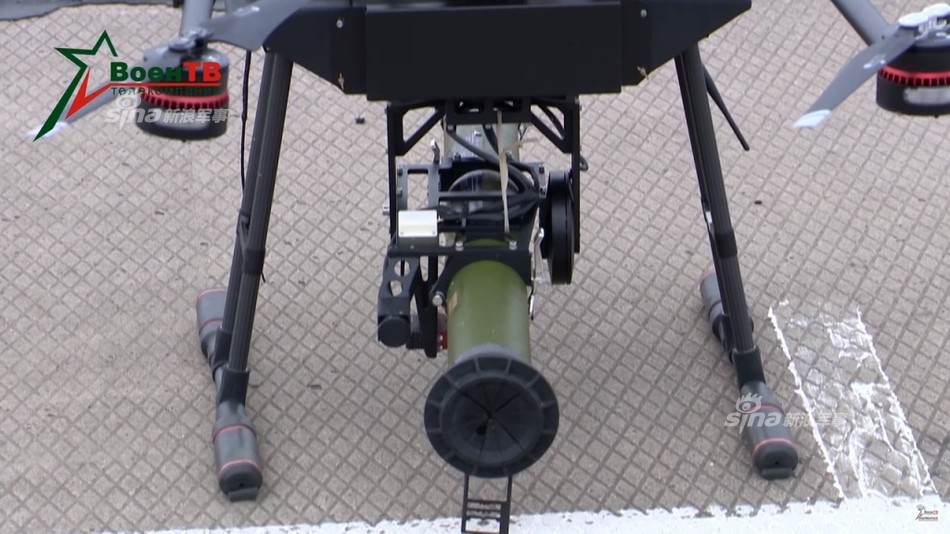 Đây là một thiết kế cực kỳ sáng tạo của Belarus, đảm bảo người lính có thể được an toàn trong khi vẫn tiếp cận được mục tiêu và tiêu diệt đối phương. Ý tưởng này cũng có thể được thực hiện với nhiều loại máy bay điều khiển từ xa khác nhau do trọng lượng của RPG-26 cũng chỉ dưới 3kg - khá nhẹ. Nguồn ảnh: Sina.