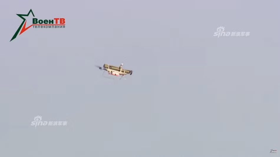 Đây là loại vũ khí chỉ dùng được một lần - nghĩa là không thể nạp đạn để tái sử dụng lần tiếp thep. Nó có cấu tạo cực kỳ đơn giản với ống phóng trơn làm bằng nhôm cùng với hệ thống ngắm đầu ruồi đã biến đấy thành loại vũ khí rẻ tiền và có khả năng phổ biến như RPG-7 trong tương lai. Nguồn ảnh: Sina.