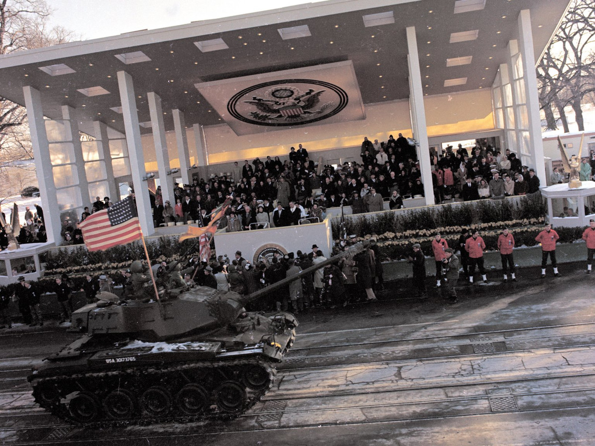 Cuộc duyệt binh có sự tham gia của nhiều loại khí tài hạng nặng hiện đại nhất của Mỹ và của thế giới thời bấy giờ bao gồm cả tên lửa và pháo tự hành hạng nặng. Nguồn ảnh: BI.
