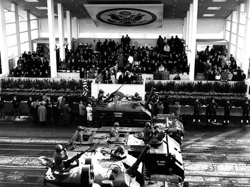 Đây không chỉ là một cuộc duyệt binh ăn mừng chiến thắng mà nó còn là hồi chuông cảnh báo cho Liên Xô biết về sức mạnh quân sự không thể khinh thường của cường quốc mới nổi từ sau Chiến tranh Thế giới thứ hai này. Nguồn ảnh: BI.