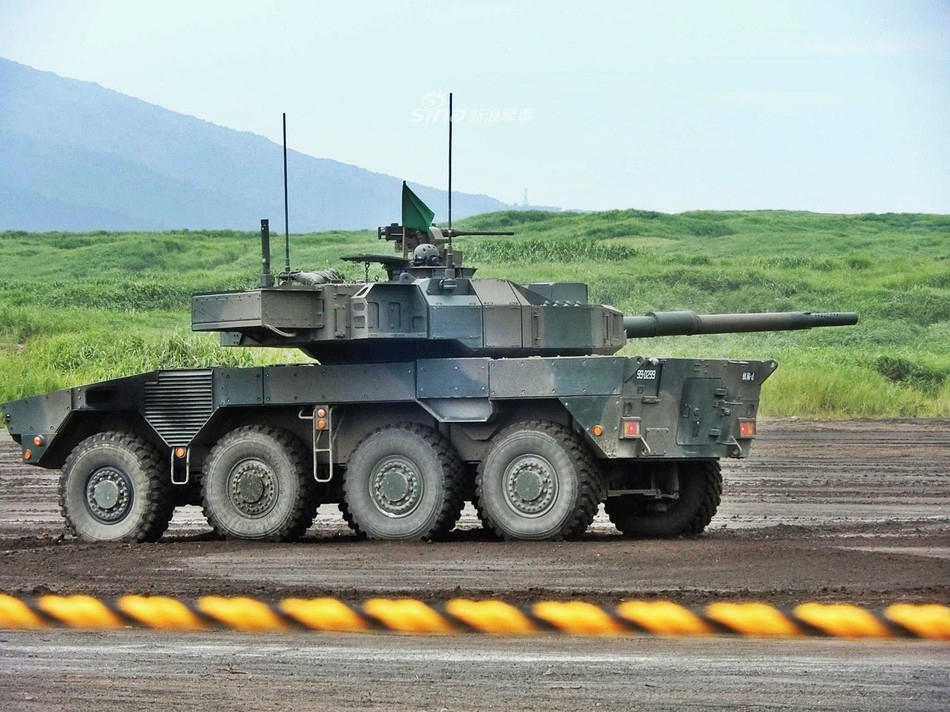 Hoả lực chính của phương tiện này là một khẩu pháo 105mm. Đây là loại pháo được Nhật Bản sản xuất dựa trên thiết kế của khẩu pháo L7 do Anh phát triển. Khẩu L7 đã ra đời từ năm 1959 và là khẩu pháo tăng được sử dụng lâu đời nhất thế giới. Cơ số đạn dự trữ của Type 16 là 40 viên bên trong xe và 15 viên treo bên ngoài xe. Nguồn ảnh: Sina.