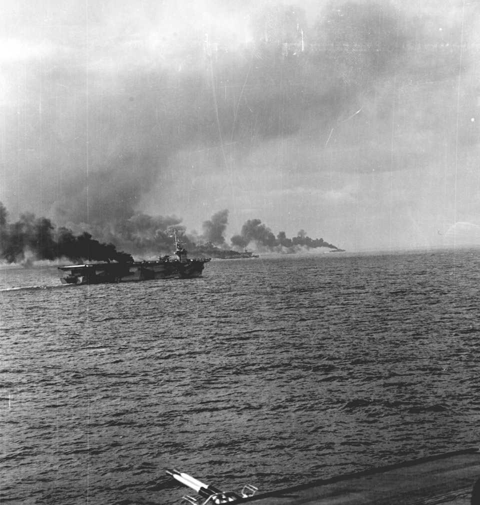 Phía Hải quân Đế quốc Nhật Bản thậm chí còn chịu tổn thất nặng nề hơn với bốn tàu sân bay bị đánh chìm tại chỗ, ba thiết giáp hạm, sáu tuần dương hạm hạng nặng, 9 tàu phá thuỷ lôi và chịu thương vong về người lên tới 12.000. Nguồn ảnh: BI.