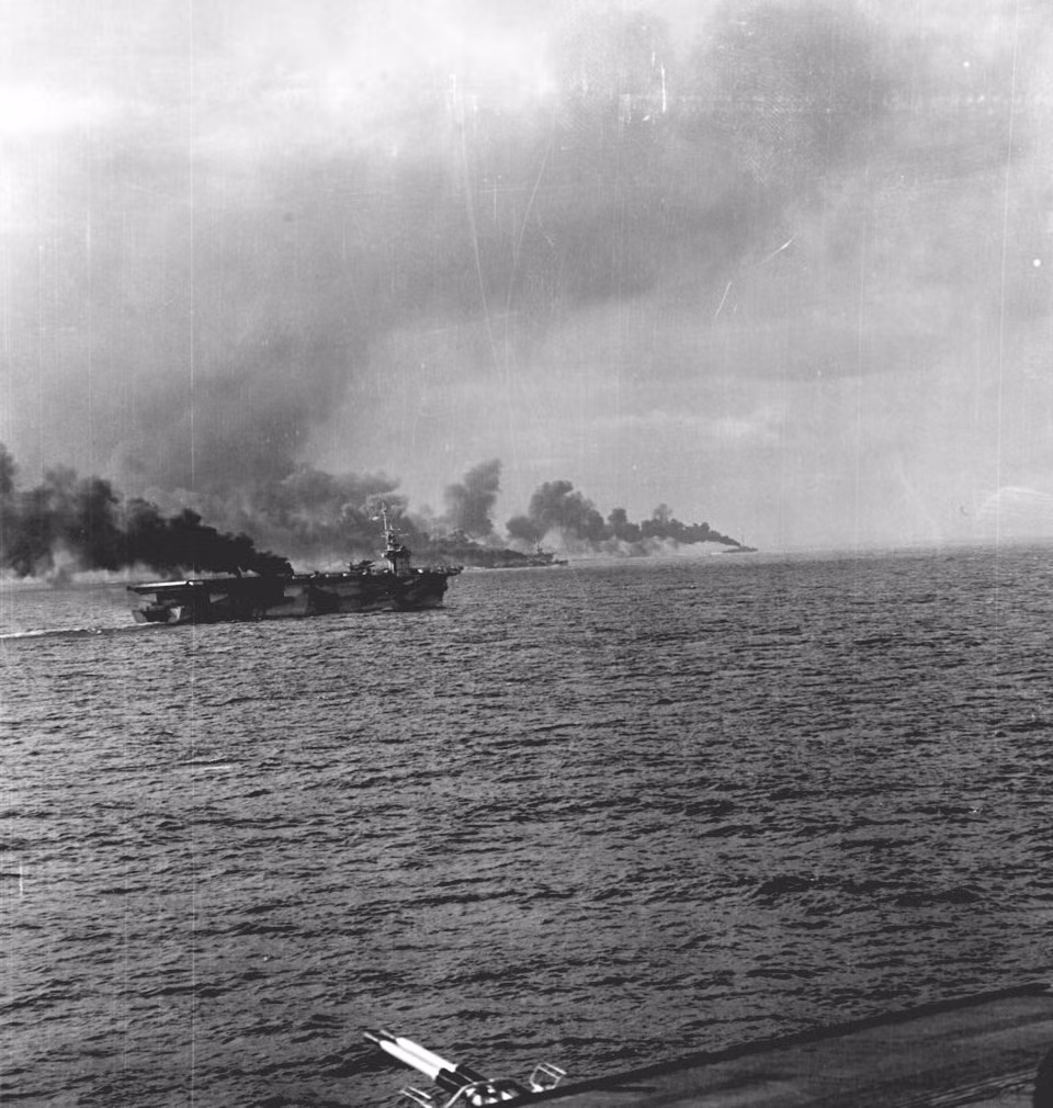 Phía Hải quân Đế quốc Nhật Bản thậm chí còn chịu tổn thất nặng nề hơn với bốn tàu sân bay bị đánh chìm tại chỗ, ba thiết giáp hạm, sáu tuần dương hạm hạng nặng, 9 tàu phá thuỷ lôi và chịu thương vong về người lên tới 12.000. Nguồn ảnh: BI.