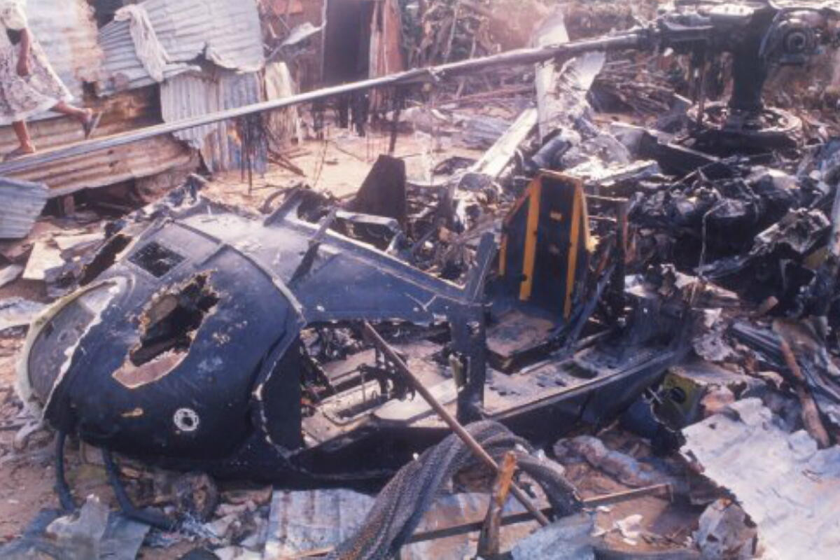 Xác của một trong hai chiếc trực thăng Black Hawk bị chiến binh Somali bắn rơi bằng súng chống tăng RPG. Nguồn ảnh: Specialoperations.