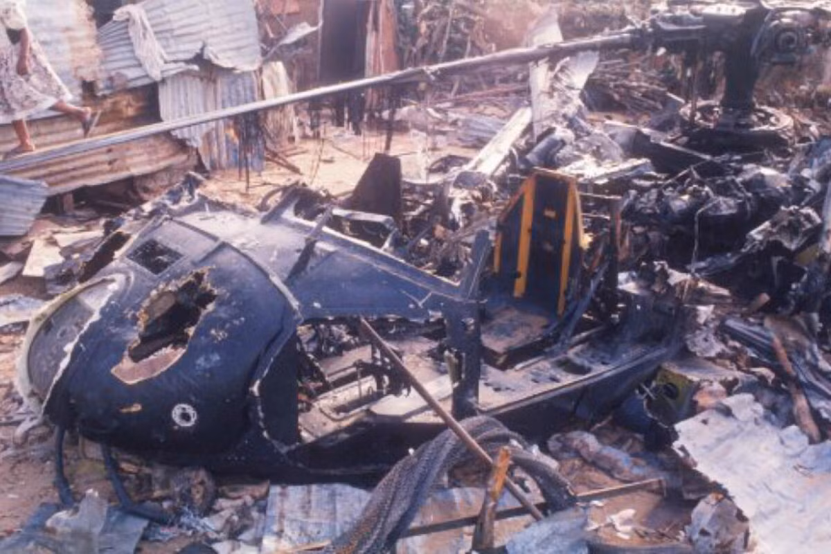 Xác của một trong hai chiếc trực thăng Black Hawk bị chiến binh Somali bắn rơi bằng súng chống tăng RPG. Nguồn ảnh: Specialoperations.