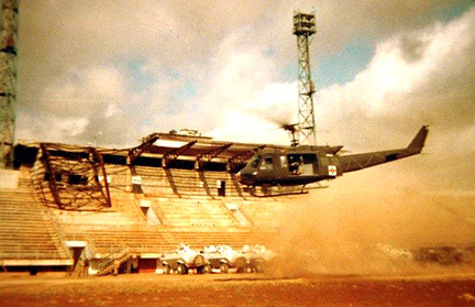 Sân vận động ở ngoại ô Mogadishu trở thành bãi tập kết thương binh và nhân lực của Liên Hiệp Quốc trong nỗ lực giải cứu binh lính Mỹ mắc kẹt giữa Mogadishu. Nguồn ảnh: Specialoperations.