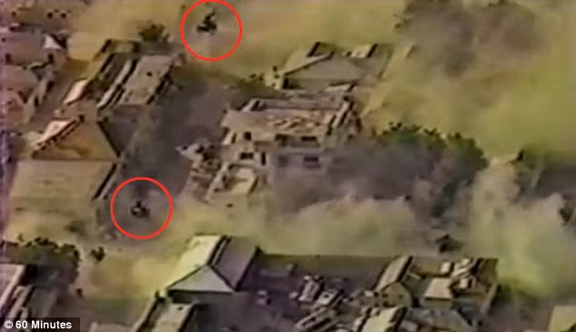 Trực thăng Mỹ đang tiếp cận mục tiêu và chuẩn bị thả quân, có thể thấy cả hai trực thăng này đều xuống thấp hơn độ cao từ các toà nhà cao tầng xung quanh và có thể bị đối phương tấn công một cách dễ dàng. Nguồn ảnh: Specialoperations.